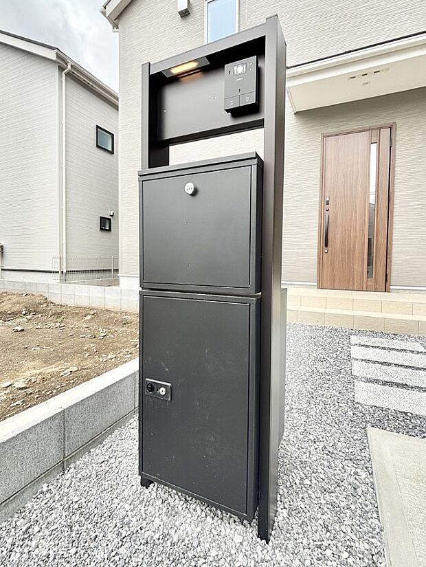 【その他現地】表札・インターホン・ポスト・宅配ＢＯＸをひとつに集約。エントランスになじむシンプルデザイン。