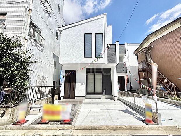 【現地外観写真】洗練された外観、上質な住空間が広がる室内は永く安心して過ごせる住居です。