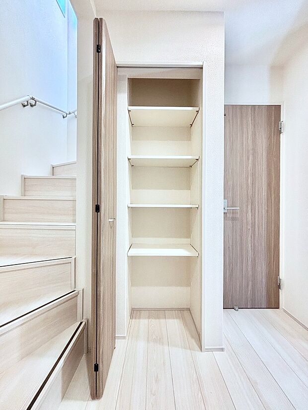 【その他設備(玄関ホール収納)】玄関ホール収納です。掃除道具やお出かけ用グッズの収納に便利です。