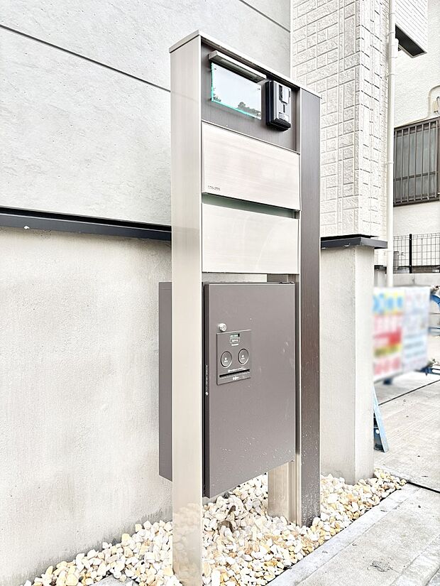【その他現地】シンプルデザインのポスト。