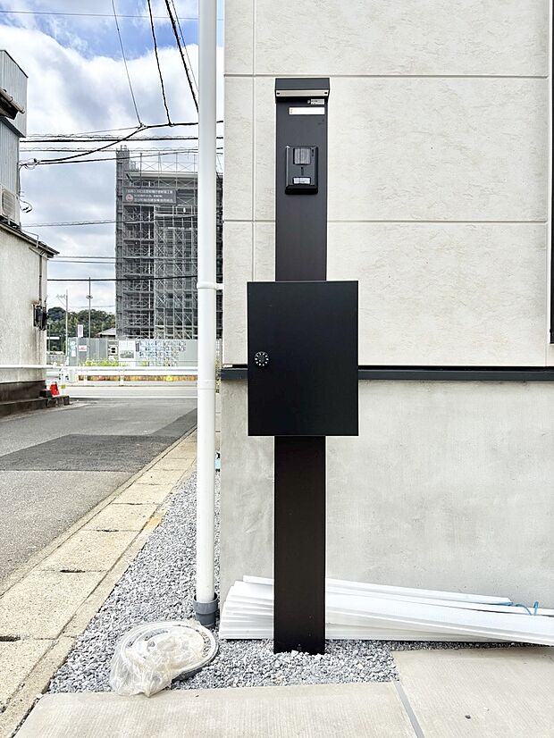 【その他現地】表札・インターホン・ポストをひとつに集約。エントランスになじむシンプルデザイン。