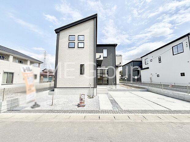 【現地外観写真】暮らしやすさと居心地の良さにこだわったシンプルで飽きのこないデザイン ！