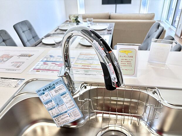 【その他設備(タッチレス水栓)】センサーに手をかざすだけで吐水/止水ができるタッチレス水栓。