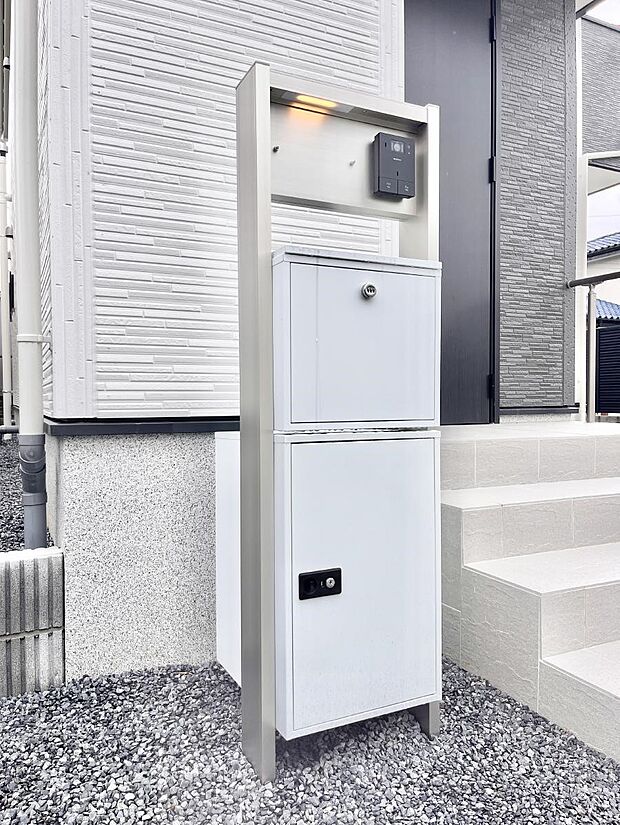 【その他現地】表札・インターホン・ポスト・宅配ＢＯＸをひとつに集約。エントランスになじむシンプルデザイン。