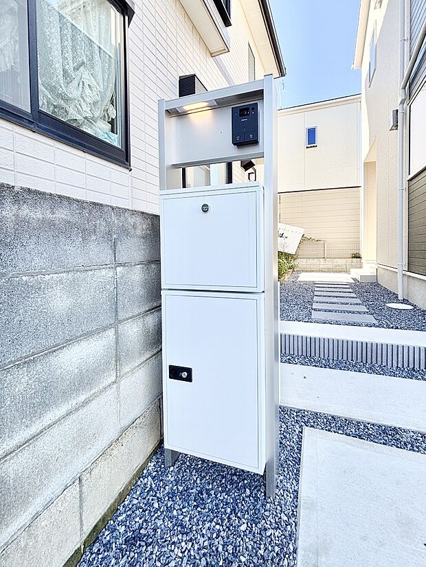 【その他現地】表札・インターホン・ポスト・宅配ＢＯＸをひとつに集約。エントランスになじむシンプルデザイン。