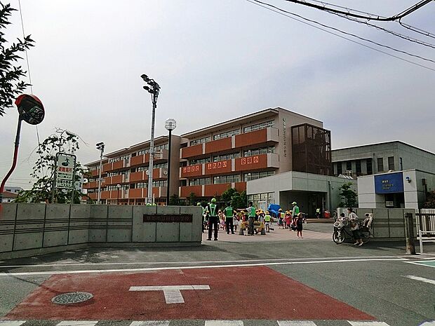 草加市立谷塚小学校(約977m)