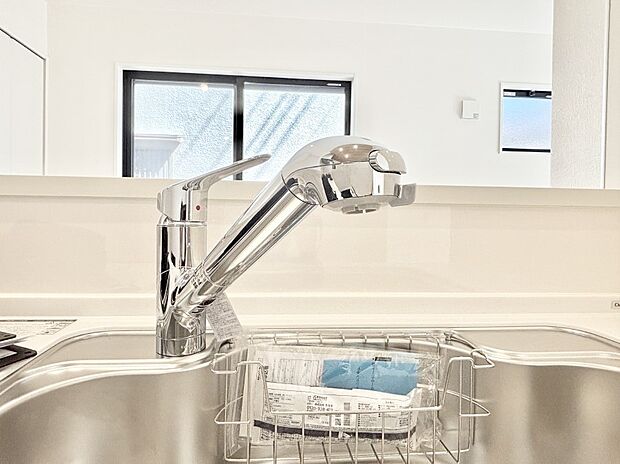 【その他設備(浄水器)】いつでも清潔なおいしいお水を。一つの水栓で水道水と浄水を使い分け。