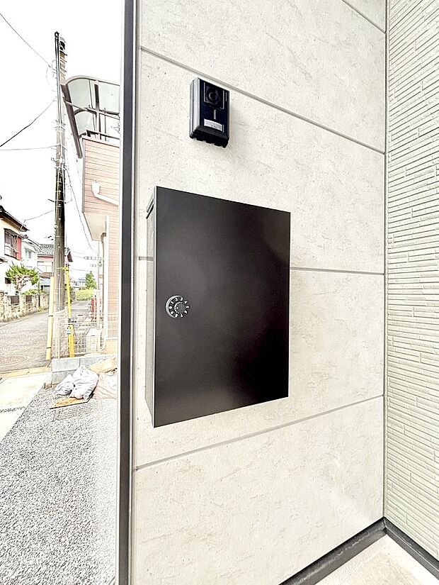 【その他現地】シンプルデザインのポスト。