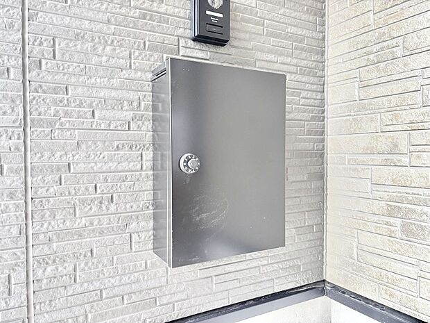 【その他現地】シンプルデザインのポスト。