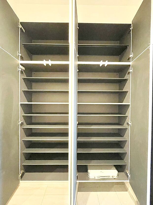 【その他設備(シューズボックス)】たっぷり収納できるシューズボックスで家族全員の靴も、玄関すっきり。