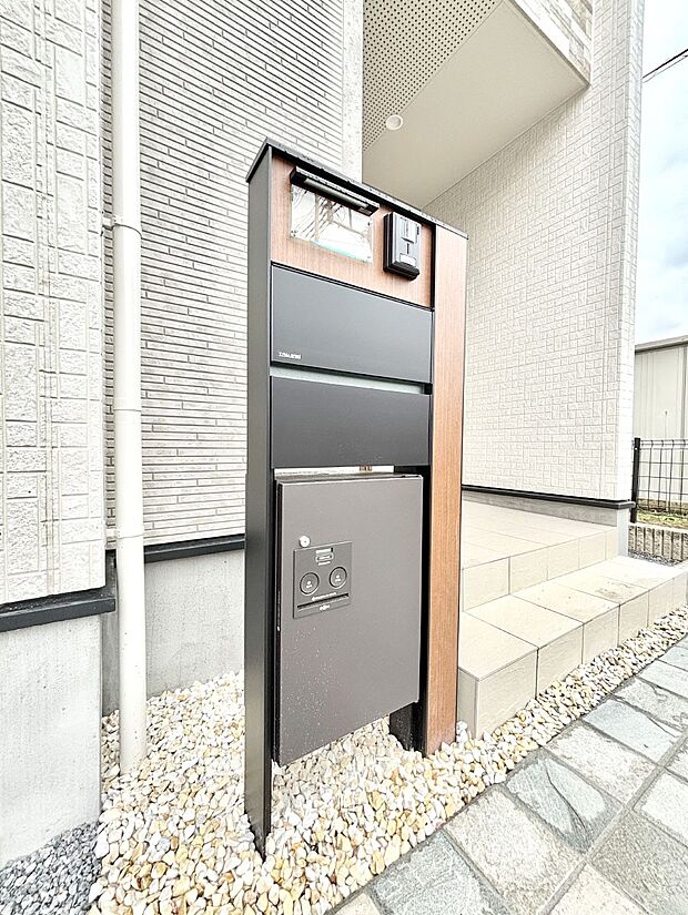 【その他現地】シンプルデザインのポスト。