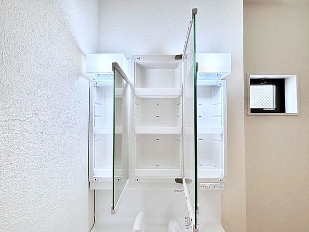 【その他設備(三面鏡裏収納)】三面鏡の裏に、化粧品や衛生用品などを収納可能。洗面台をすっきりと保ちます！