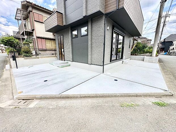 【駐車場】目の前が駐車場だと雨の日も大量にお買い物をした時も便利ですね