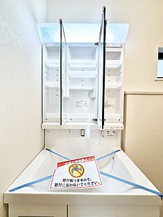 その他設備(三面鏡裏収納)