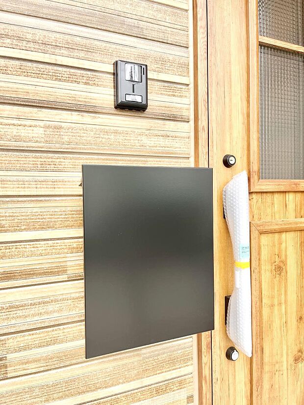 【その他現地】シンプルデザインのポスト。