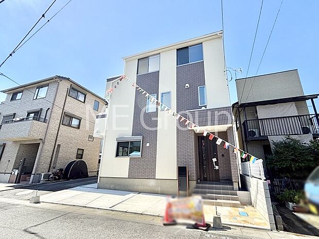 【現地外観写真】暮らしやすさと居心地の良さにこだわったシンプルで飽きのこないデザイン !