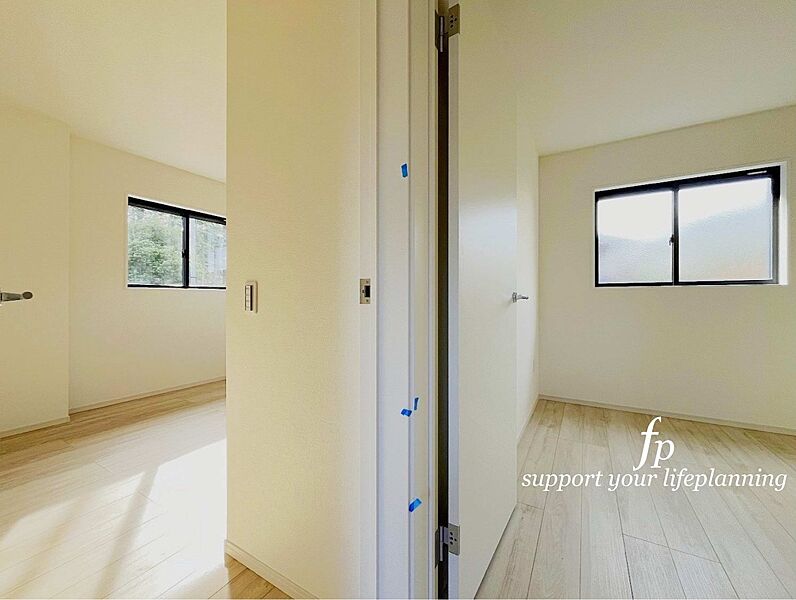 フローリングの質感とシンプルな壁色が落ち着いた癒しの空気を漂わせる。1Fには、全室二面採光の明るい居室が3部屋がございます。