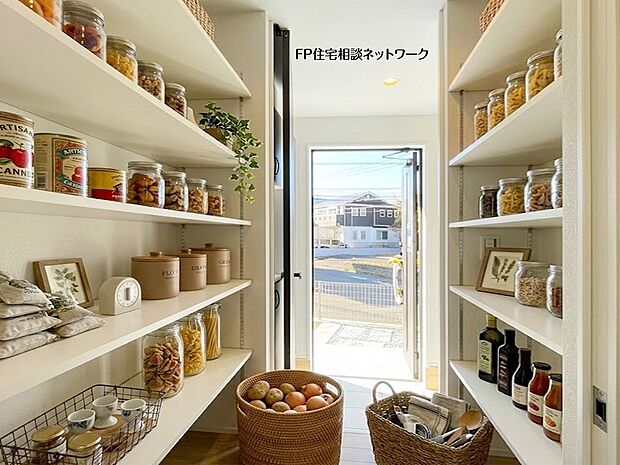 【パントリー】本画像はAIがCGで食品・小物作成しており、実際の現地に食品・小物は設置されておりません。また、販売価格に食品・小物等は含まれておりません。