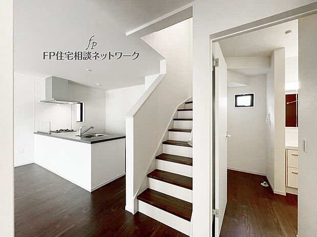 白を基調とした明るいキッチンと、スッキリとした階段のデザイン。家事動線が短く、日々の暮らしを快適にしてくれる住まいです。