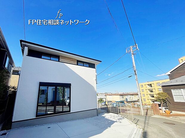 シンプルで品のある外観が街並みに映える邸宅。陽光が降り注ぐ明るい住まいで、家族の新しい日常が始まります。