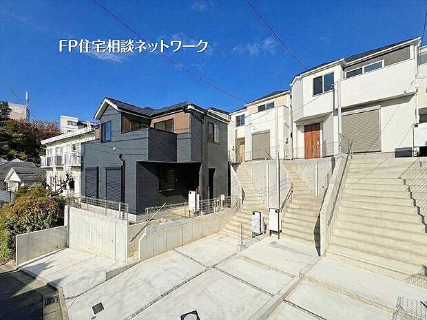 青空に映える2階建ての新築住宅が並ぶ、落ち着いた雰囲気の閑静な住宅街。ゆとりある前面スペースと明るい立地で、快適な新生活をイメージしやすい住環境です。