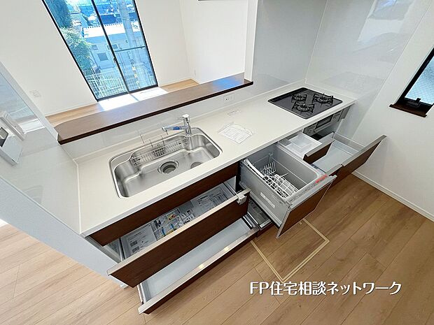 食洗機や大容量のスライド収納を備えた使い勝手の良いシステムキッチン。作業スペースも広く、家事が快適に進む機能的な空間です。家族との会話も弾む対面型が魅力。