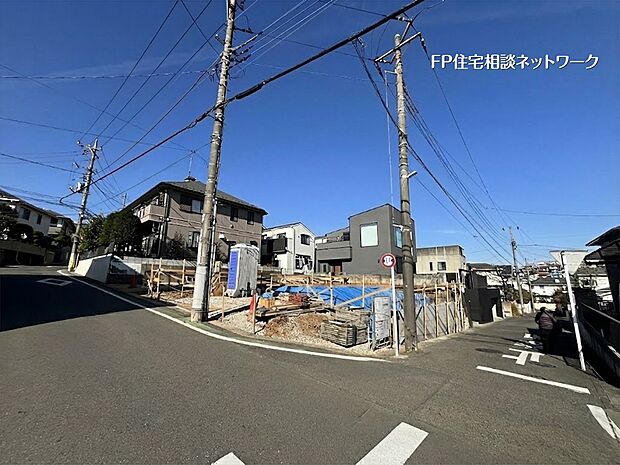 南東角地の開放感！陽当り良好な整形地に建つ、充実の2階建4LDK。カースペースは並列2台駐車可能で出し入れも楽々。広々としたLDKと豊富な収納が魅力の、永く住まえる新築住宅。