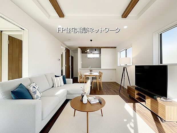 【リビング】  本画像はAIがCGで家具を作成しており、実際の現地に家具は設置されておりません。また、販売価格に家具等は含まれておりません。