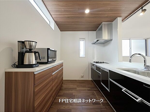 【キッチン】  本画像はAIがCGで家具を作成しており、実際の現地に家具は設置されておりません。また、販売価格に家具等は含まれておりません。