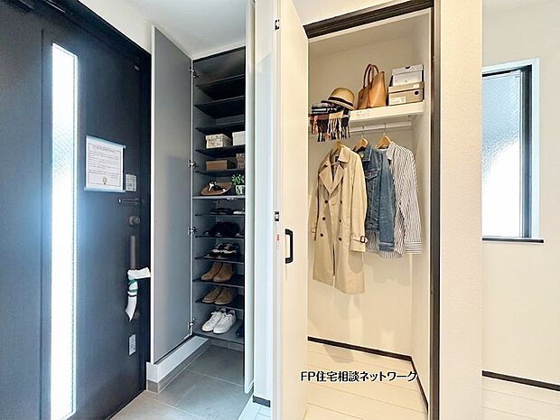 【玄関】本画像はAIがCGで衣類作成しており、実際の現地に衣類は設置されておりません。また、販売価格に衣類等は含まれておりません。  