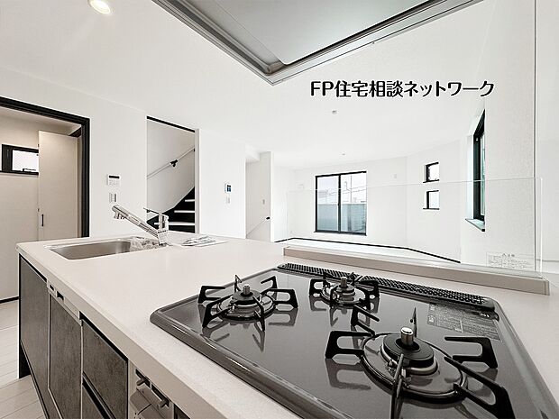 【ペニンシュラ│ワイドキッチン】キッチンからLDKを見渡せるレイアウト。料理をしながら家族と会話が弾む、心地よい暮らしを叶える住空間です。