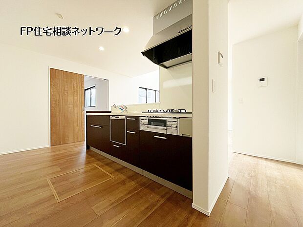 【キッチン】吹抜けが開放感を演出するLDK18.4帖。リビングと一体感のある対面キッチンで、会話を楽しみながら食事の準備ができます。