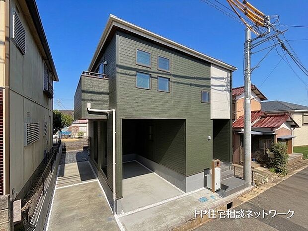 【外観】  青空に映える深みのあるグリーンの外壁がスタイリッシュなモダン住宅。大切なお車を雨風から守るビルトインガレージを完備。