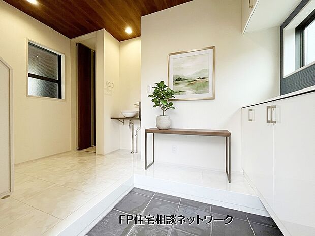 【玄関ホール】  本画像はAIがCGで家具作成しており、実際の現地に家具は設置されておりません。また、販売価格に家具等は含まれておりません。