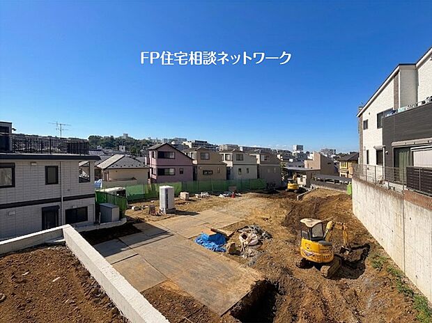 青空が広がる開放的な立地。周囲の建物と程よく距離が保たれた、日当たり良好な広々とした敷地です。