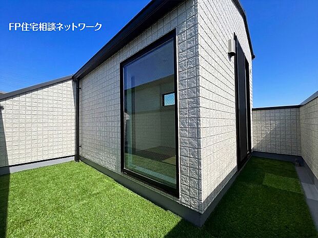 【3階バルコニー】本画像はAIがCGで芝を作成しており、実際の現地に芝は設置されておりません。また、販売価格に芝等は含まれておりません。