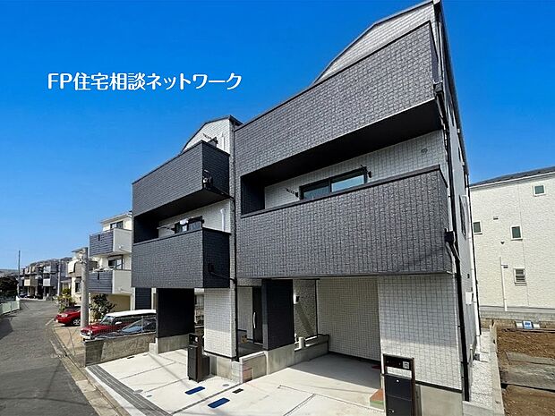 【外観】白と黒のコントラストが洗練されたスタイリッシュな外観の戸建て住宅です。モダンで落ち着いたデザインは、周囲の住宅街にも馴染みやすく、機能的な駐車スペースも確保されています。