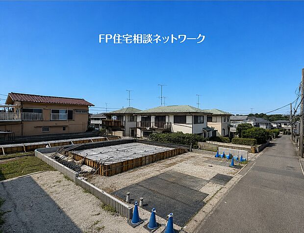 ゆとりある敷地に、車2台分の駐車スペースを確保した2階建て住宅。周辺は低層住宅が建ち並ぶ穏やかな住環境で、日々の車移動にも便利。家族の新生活をのびのびと始められます。