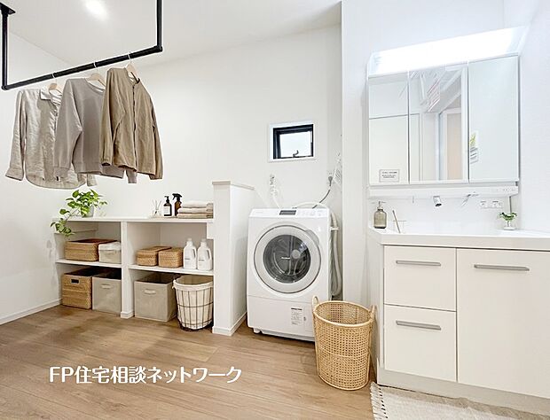 【浴室洗面室】 本画像はAIがCGで洗濯機・小物を作成しており、実際の現地に洗濯機・小物は設置されておりません。また、販売価格に洗濯機・小物等は含まれておりません。