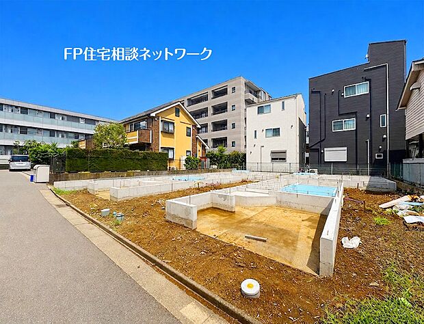 前面道路に面した区画整理が進む建築現場の様子です。日々の暮らしにゆとりと安心感をもたらす、明るく開放的な雰囲気に包まれたエリアとなっています。