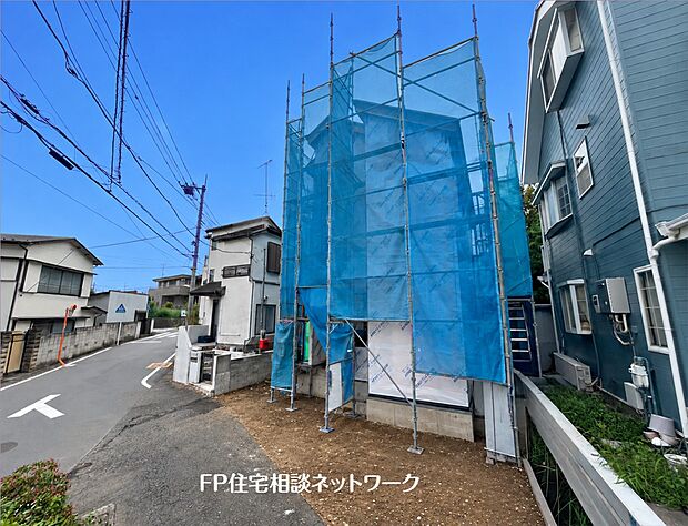 青空の下、閑静な住宅街で現在建築中の物件です。周辺は落ち着いた雰囲気の住環境です。