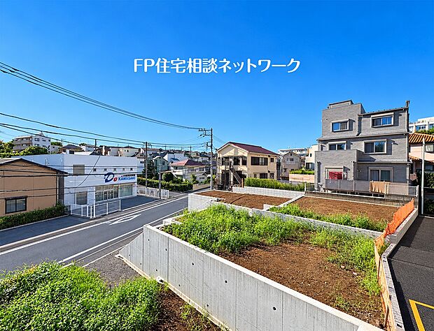 周囲は落ち着いた住宅街で、晴れた日には青空が広がります。新しい生活の場として、自由な発想で設計を楽しめそうな場所です。