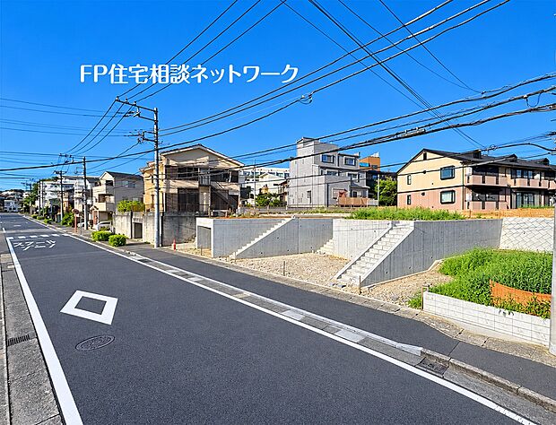 落ち着いた住宅街の一角で、高低差を活かした眺望や日当たりに期待が持てます。新しい家を建てるための、夢が広がる場所です。
