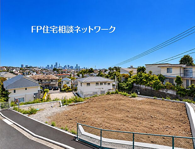 敷地の広がりを現地写真でご確認ください。自由設計に対応し、暮らし方に合わせた住まいを検討できます。駐車計画や庭の使い方など、ご希望をもとにプランを描けます。
