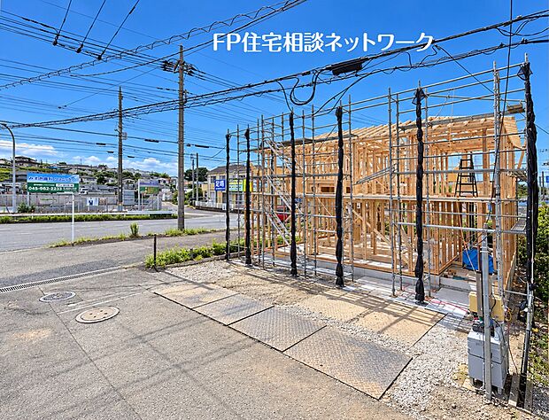 南道路の角地に位置し、開放感のある建築現場です。周辺には緑も多く、日差しが心地よく差し込みます。車3台駐車可能で、ゲストを招く際にも困りません。未来の快適な住まいがここから始まります。