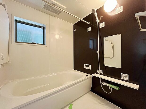 【浴室】ゆったりとくつろげる綺麗な浴室。一日の疲れを癒すため湯船に浸かれば心身ともにリラックス。便利な追い焚き機能や浴室換気乾燥暖房機も付いています。