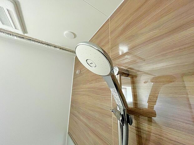【浴室シャワー】ヘッド内蔵の羽根車が水圧を下げて、少ない水量でも勢いのあるシャワーを可能にした節水シャワーです。