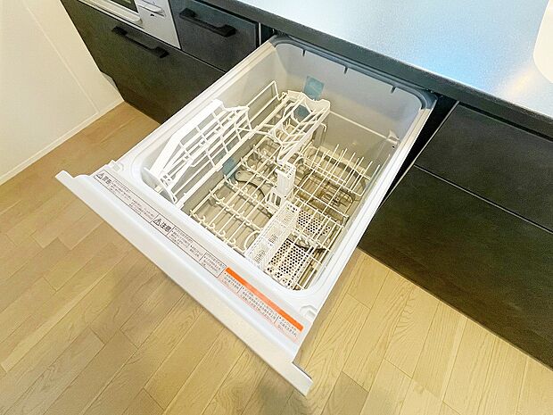 【食洗機】手間をかけずに食後の後片付けができる食器洗乾燥機。食器の出し入れがスムーズなスライドタイプ。環境にもみんなの手にも優しい設備です。