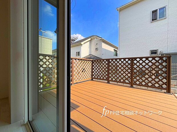 【バルコニー】緑と自然溢れる住環境に、木のぬくもりを感じられるウッドデッキはぴったりです。ご家族でBBQや、ガーデニングを楽しんだりするのも良いですね。