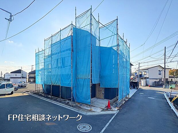 【現地外観写真】外壁が付き、住まいの外観が見えてきました。角地ならではの明るさと開放感を感じられる建築中の様子です。